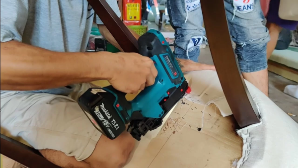 DST121ZK  Máy Bắn Đinh Ghim Dùng Pin(đinh J 10mm) (không Kèm Pin Sạc)